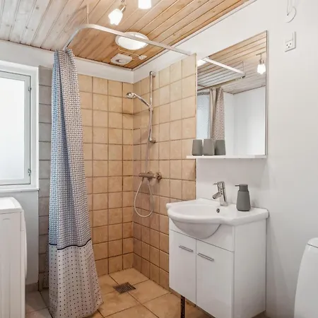 Well-furnished With Beautiful Views Of The And Countryside Close To Child-friendly Lyngsbaek And Only 10 Minutes From Ebeltoft