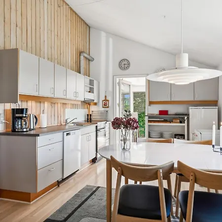 Well-furnished With Beautiful Views Of The And Countryside Close To Child-friendly Lyngsbaek And Only 10 Minutes From Ebeltoft