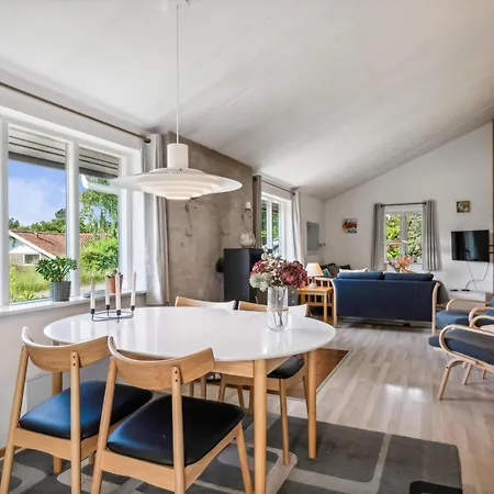 Well-furnished With Beautiful Views Of The And Countryside Close To Child-friendly Lyngsbaek And Only 10 Minutes From Ebeltoft