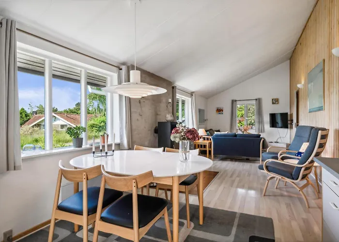 Well-furnished With Beautiful Views Of The And Countryside Close To Child-friendly Lyngsbaek And Only 10 Minutes From Ebeltoft